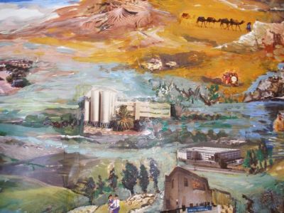 בעל השמחה מתועד בתוך רקע של פרטים חשובים בחייו